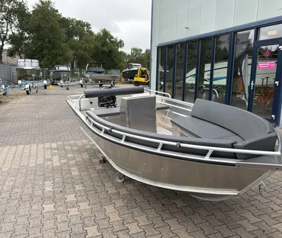aluminium open boot op terrein bij showroom