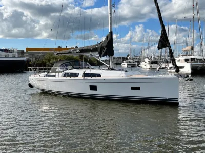 zeiljacht afgemeerd in een drukke jachthaven