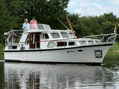 witte motorboot op rustig water