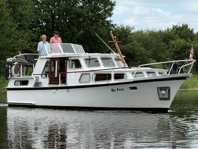 witte motorboot op rustig water