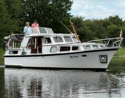 witte motorboot op rustig water