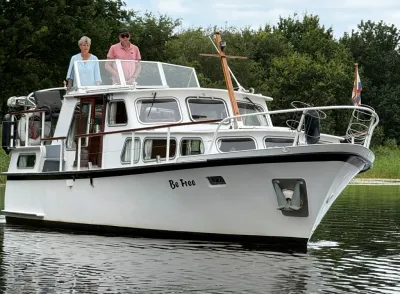 motorjacht met twee personen op dek