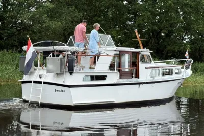 witte motorboot op rustige rivier