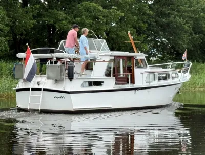 motorjacht op rustig water met twee personen