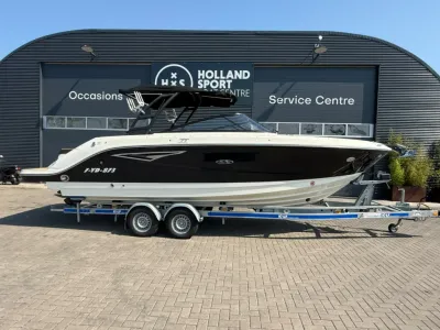 speedboot op trailer voor bedrijfspand