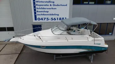 sportcruiser op bok voor bedrijfsgebouw