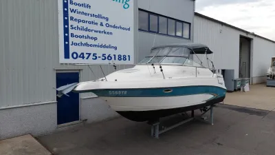 motorboot op bok voor bedrijfsloods