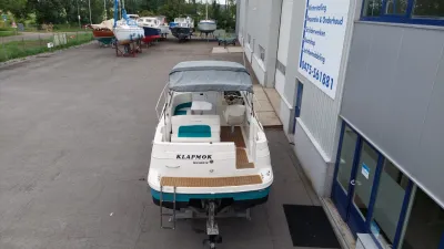 achteraanzicht motorboot op trailer