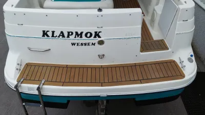 achterzijde van boot met zwemplatform