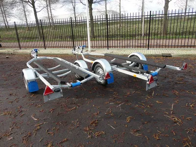 jetskitrailer op open terrein