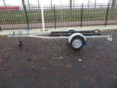 jetski trailer op parkeerplaats