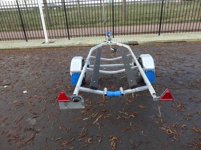 jetskitrailer op parkeerplaats