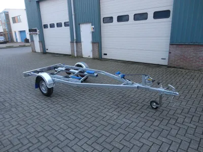 jetski trailer op parkeerplaats voor bedrijfshal
