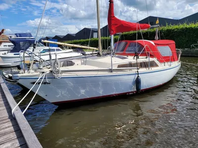 zeiljacht afgemeerd in haven