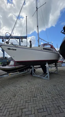 zeiljacht op bok in jachthaven
