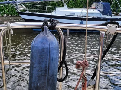achterdek met hek en boot op achtergrond