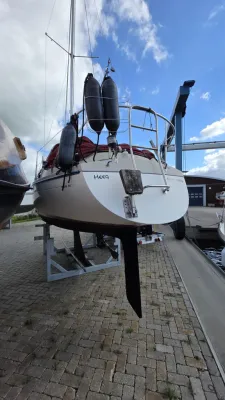 zeiljacht op de kant bij een werf