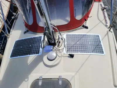 voorste dek met sprayhood en zonnepanelen