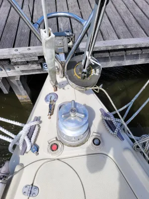 boegdek met ankerlier en dekhardware