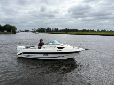 motorboot op kanaal met bestuurder