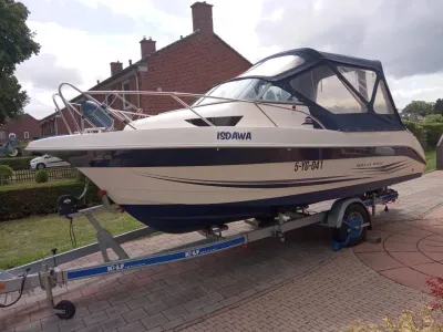 motorboot op trailer bij woning