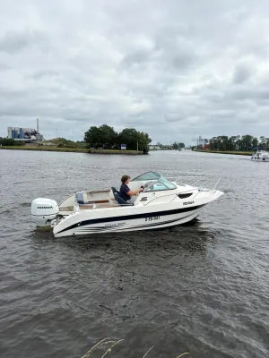 motorboot op water met bestuurder