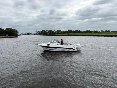 open motorboot op rivier
