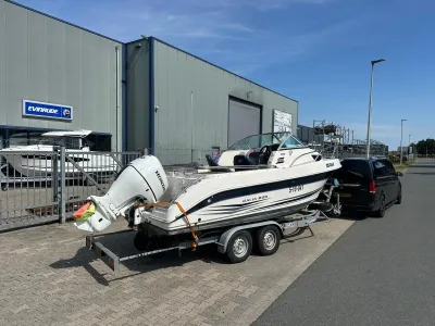 motorboot op trailer bij bedrijfspand
