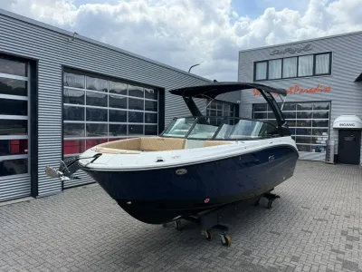 motorboot bij showroom op trailer