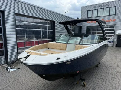 bowrider op trailer bij showroom