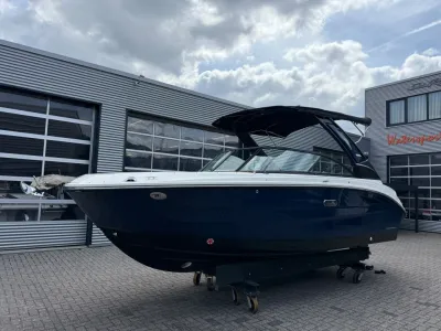 sportboot buiten bij showroom