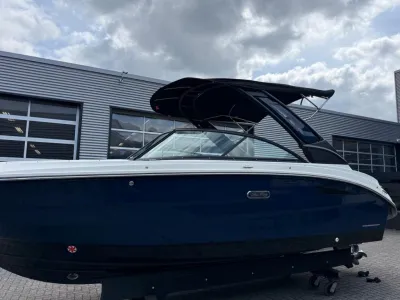 blauwe bowrider op trailer bij bedrijfspand