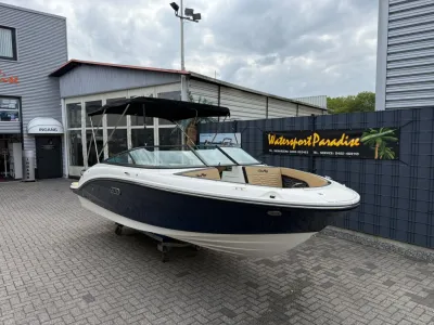 boot buiten op trailer bij showroom