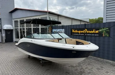 boot buiten op trailer bij showroom