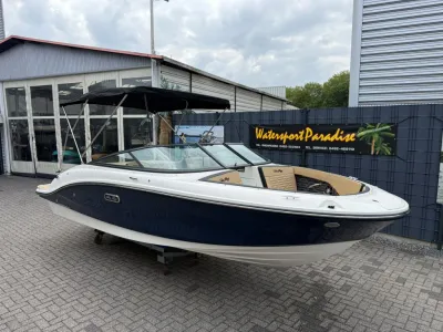 sportboot op trailer bij showroom