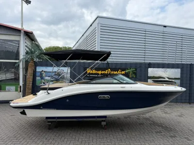 blauwe en witte speedboot op terrein