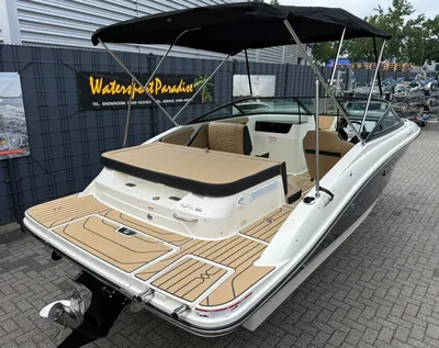 boot bij showroom op stenen terrein