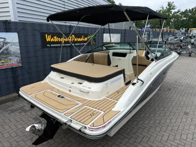 achterkant van een open speedboot op parkeerplaats