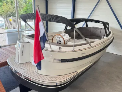 open sloep in showroom