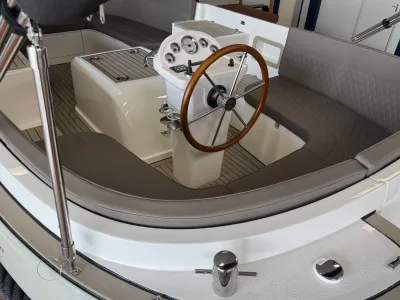 stuurconsole en zitgedeelte van boot