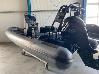 opblaasbare rib in loods met motor