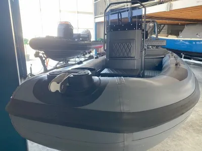 grijze ribboot in showroom