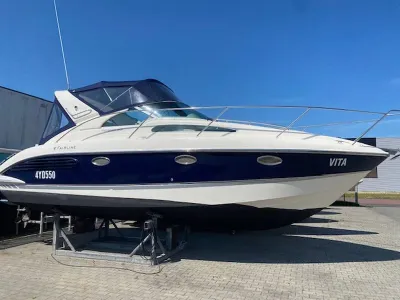 sportcruiser op de wal op stellingen