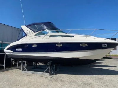 motorboot op droogdok