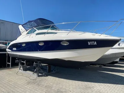 motorboot op bokken in jachthaven