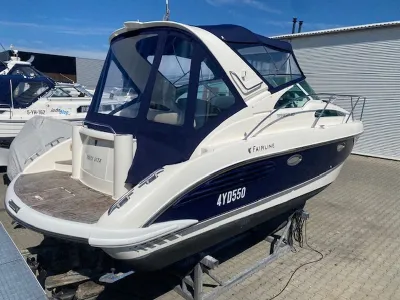 motorboot op de kant bij loods