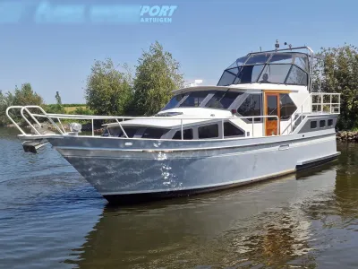 motorjacht in het water bij oever