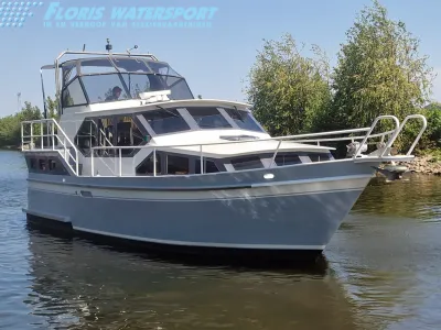 motorjacht in het water