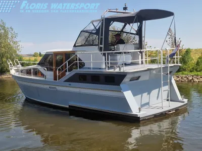 motorjacht bij oever op rustig water