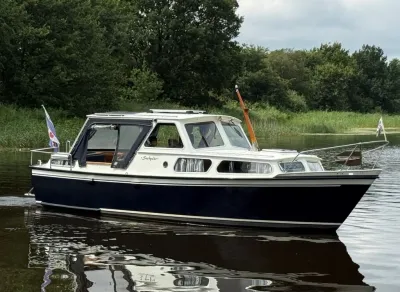 motorjacht op rustig water met bomen